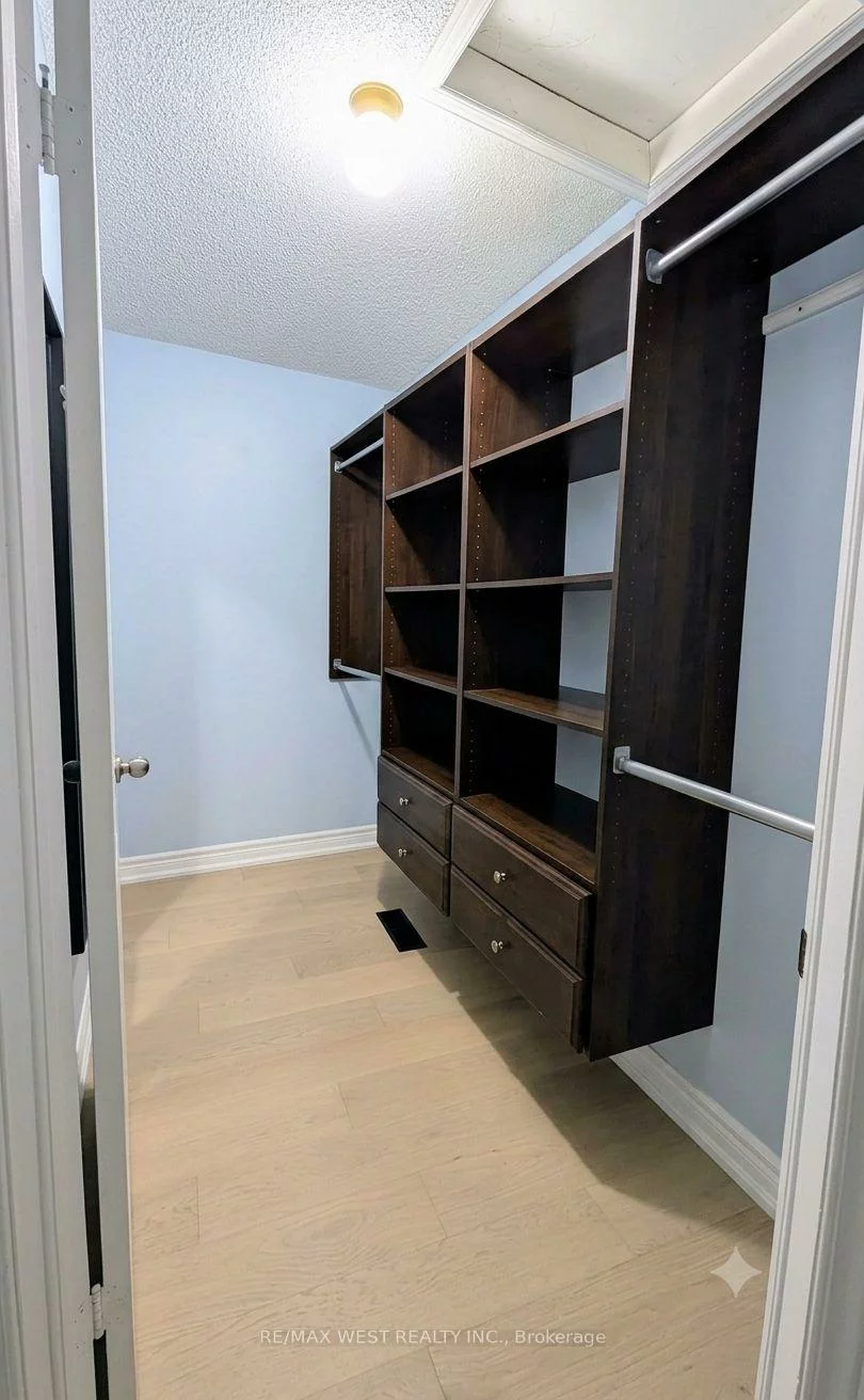 2213, Ridge, 1022 - WT West Oak Trails, Oakville