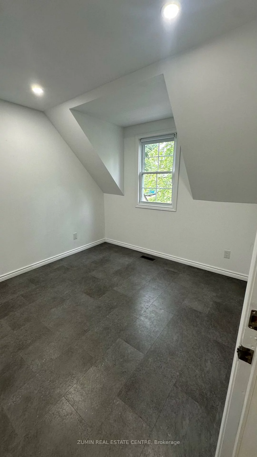 76, Brock, 1002 - CO Central, Oakville