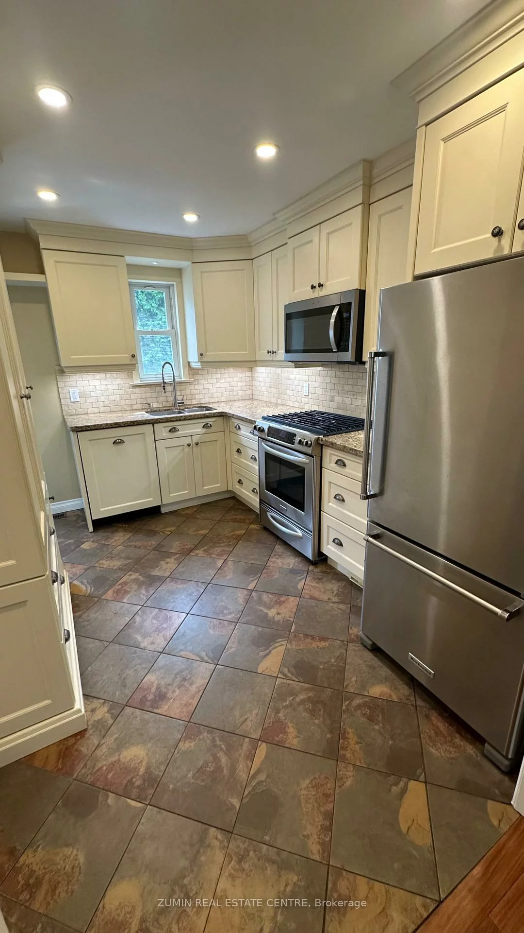 76, Brock, 1002 - CO Central, Oakville