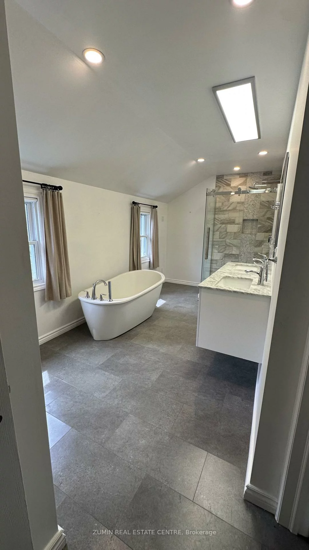 76, Brock, 1002 - CO Central, Oakville