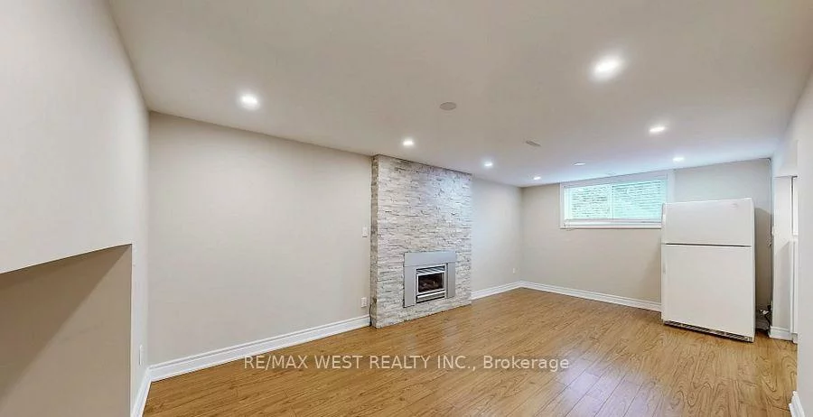194, Sewell, 1003 - CP College Park, Oakville
