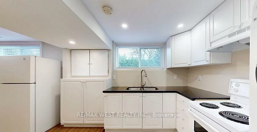 194, Sewell, 1003 - CP College Park, Oakville