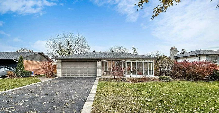 194, Sewell, 1003 - CP College Park, Oakville