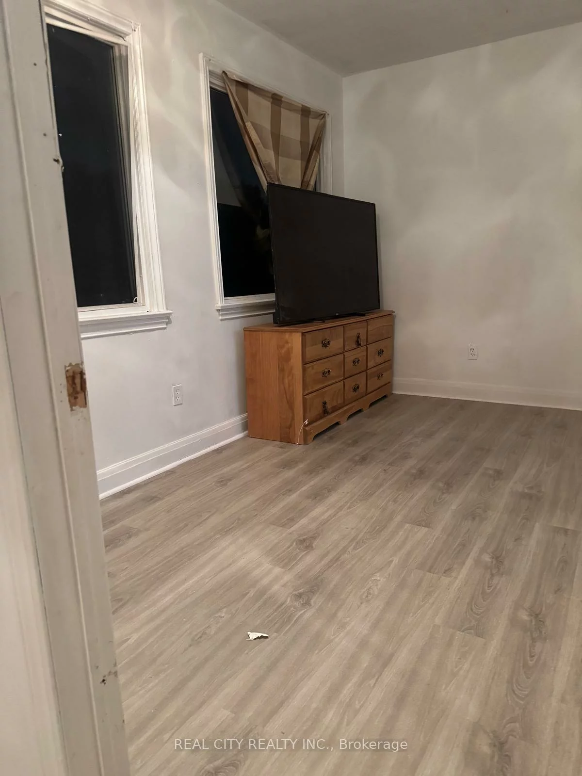 117, North Service, 1003 - CP College Park, Oakville