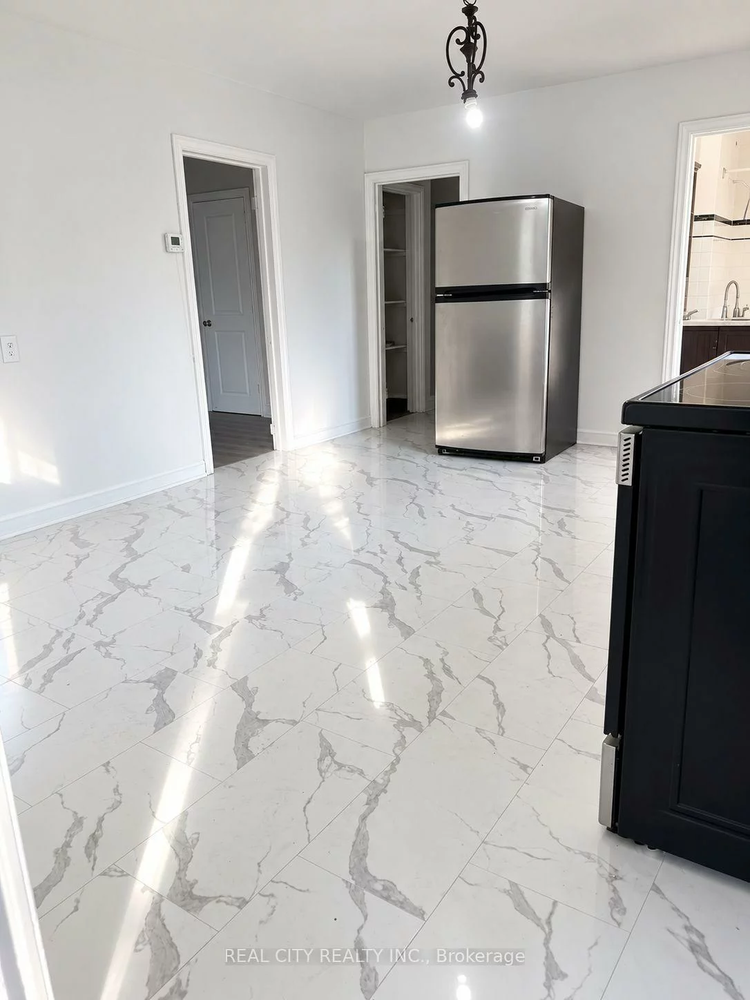 117, North Service, 1003 - CP College Park, Oakville