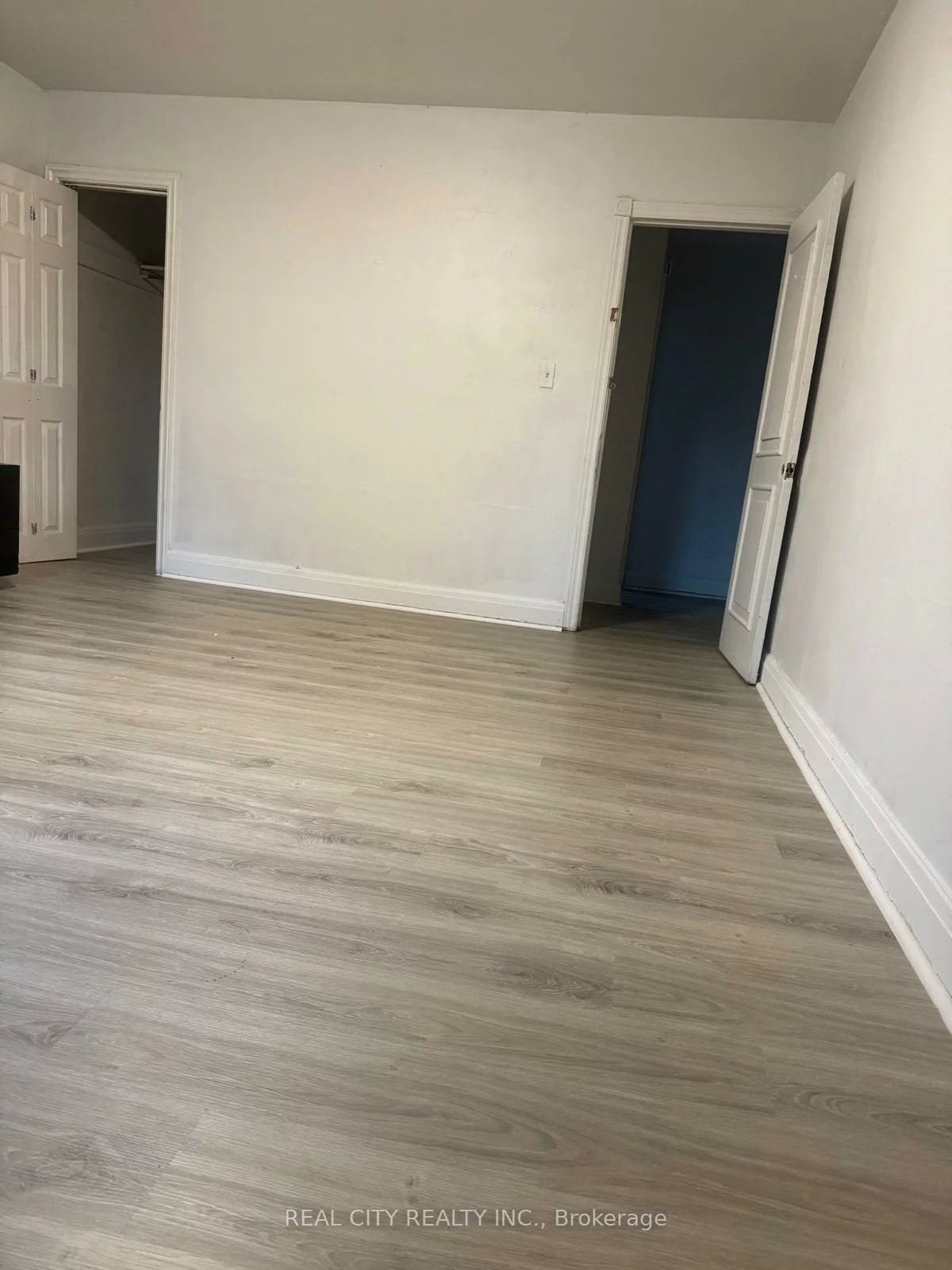 117, North Service, 1003 - CP College Park, Oakville