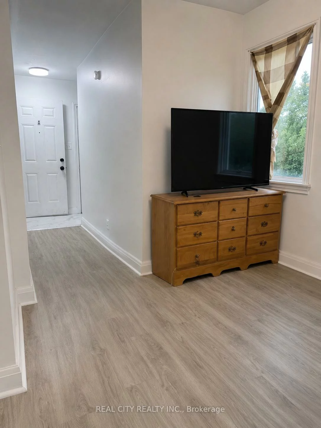 117, North Service, 1003 - CP College Park, Oakville