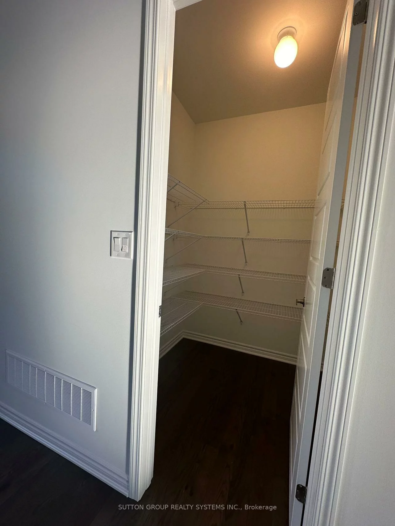 157, Settlers, 1008 - GO Glenorchy, Oakville