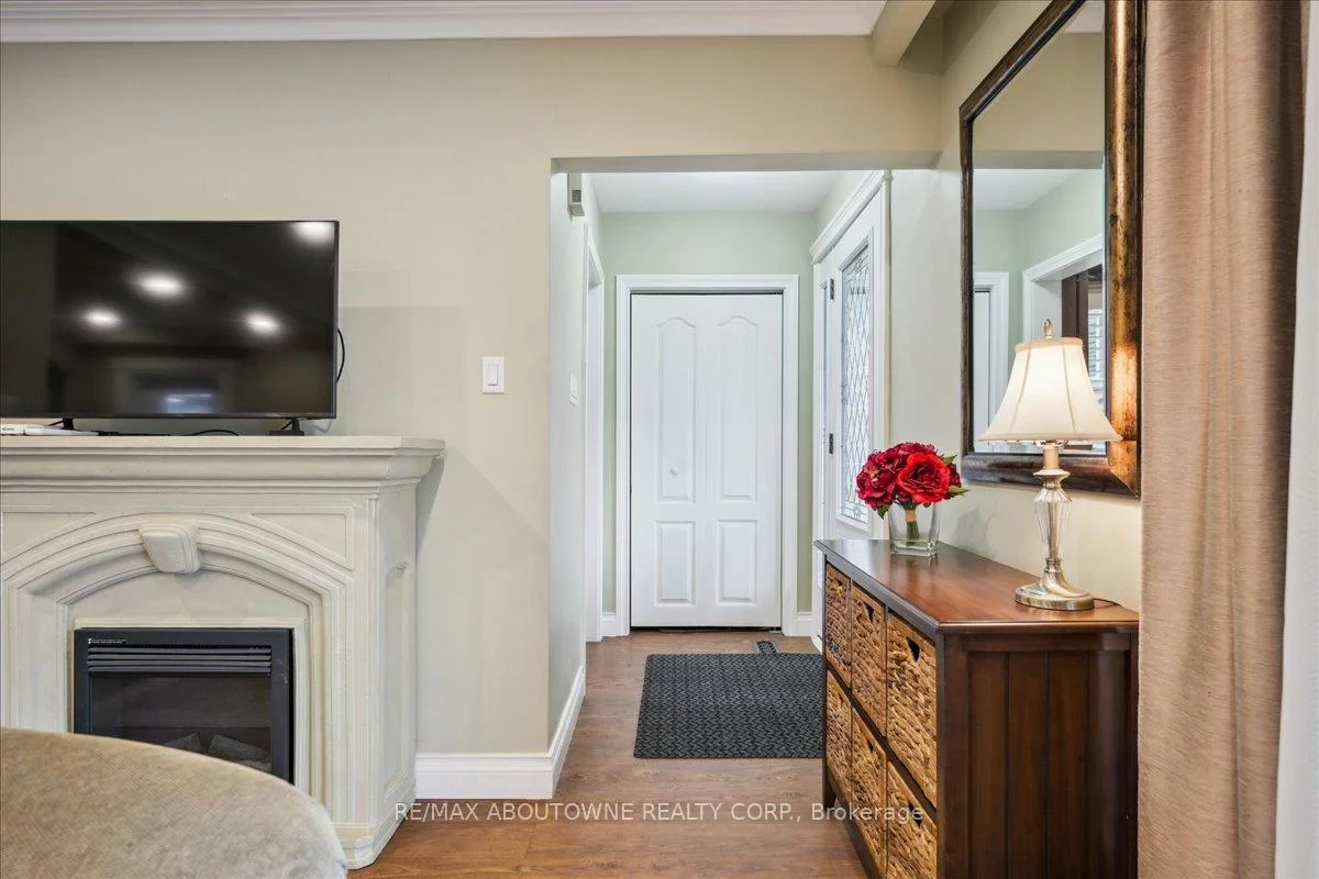 2033, Saxon, 1020 - WO West, Oakville