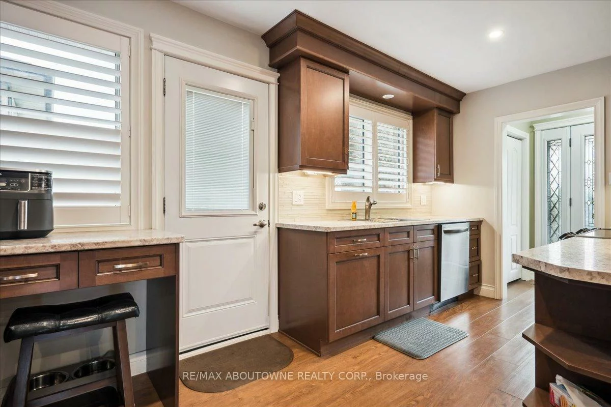 2033, Saxon, 1020 - WO West, Oakville