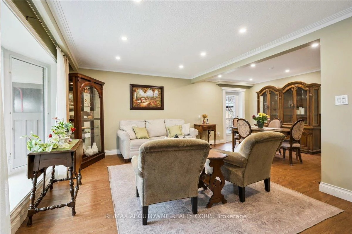 2033, Saxon, 1020 - WO West, Oakville