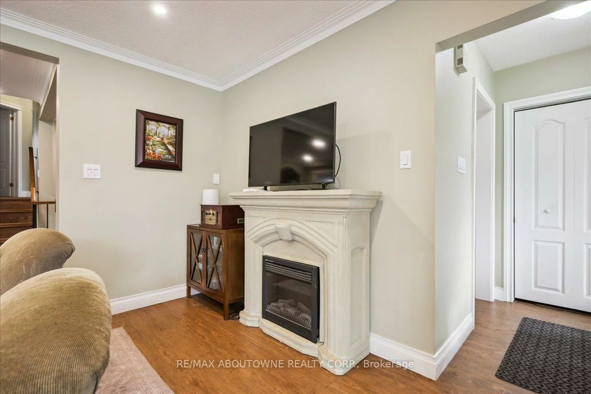 2033, Saxon, 1020 - WO West, Oakville