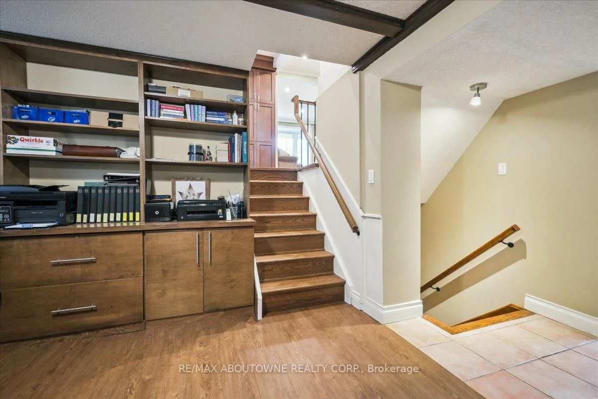 2033, Saxon, 1020 - WO West, Oakville