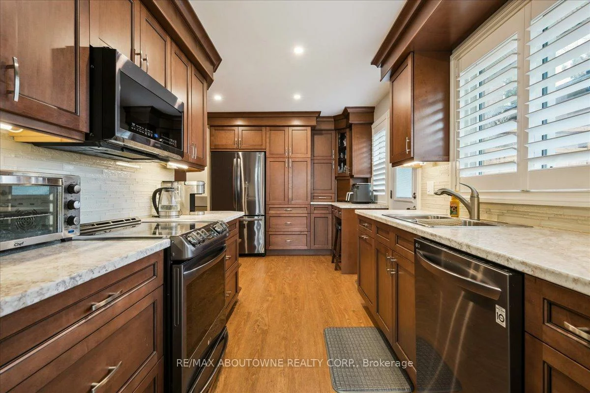 2033, Saxon, 1020 - WO West, Oakville