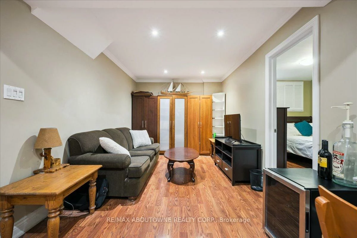 2033, Saxon, 1020 - WO West, Oakville