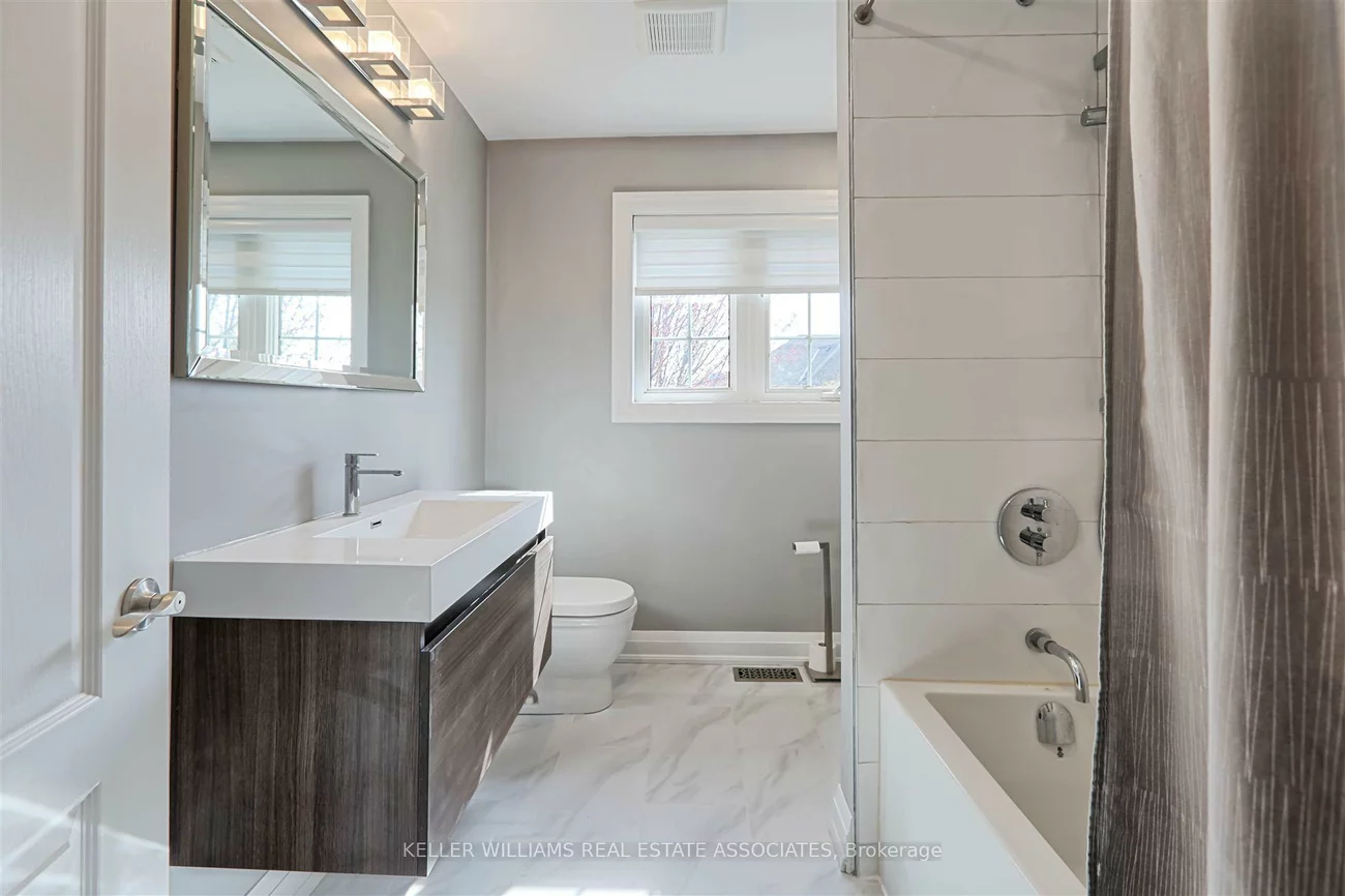 2193, Crestmont, 1022 - WT West Oak Trails, Oakville