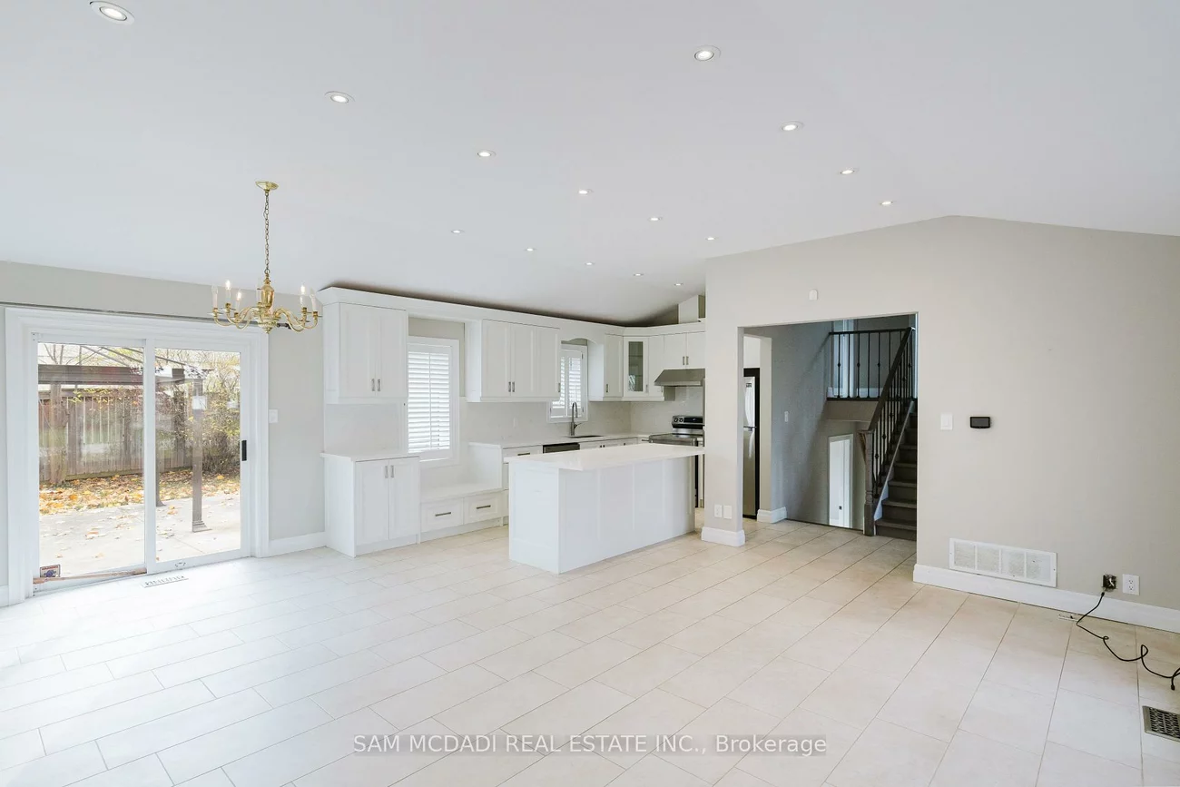 1198, Willowbrook, 1020 - WO West, Oakville