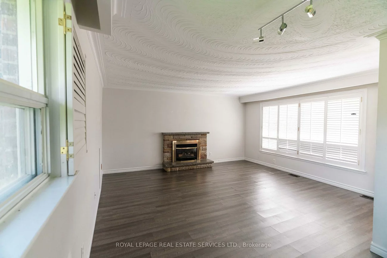 365, Sandhurst, 1020 - WO West, Oakville