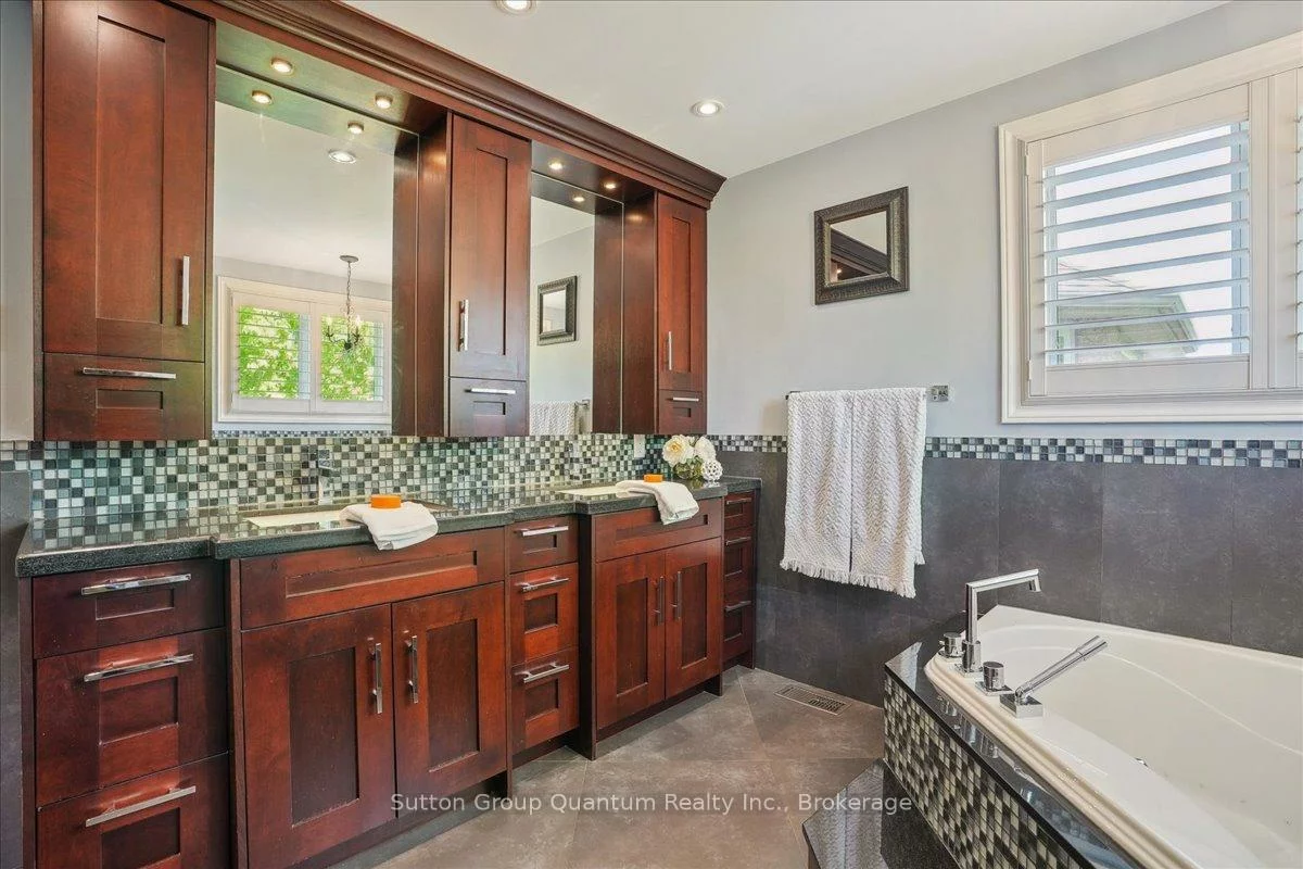 2477, Longridge, 1015 - RO River Oaks, Oakville