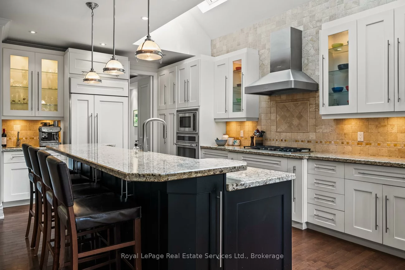 370, Christina, 1017 - SW Southwest, Oakville