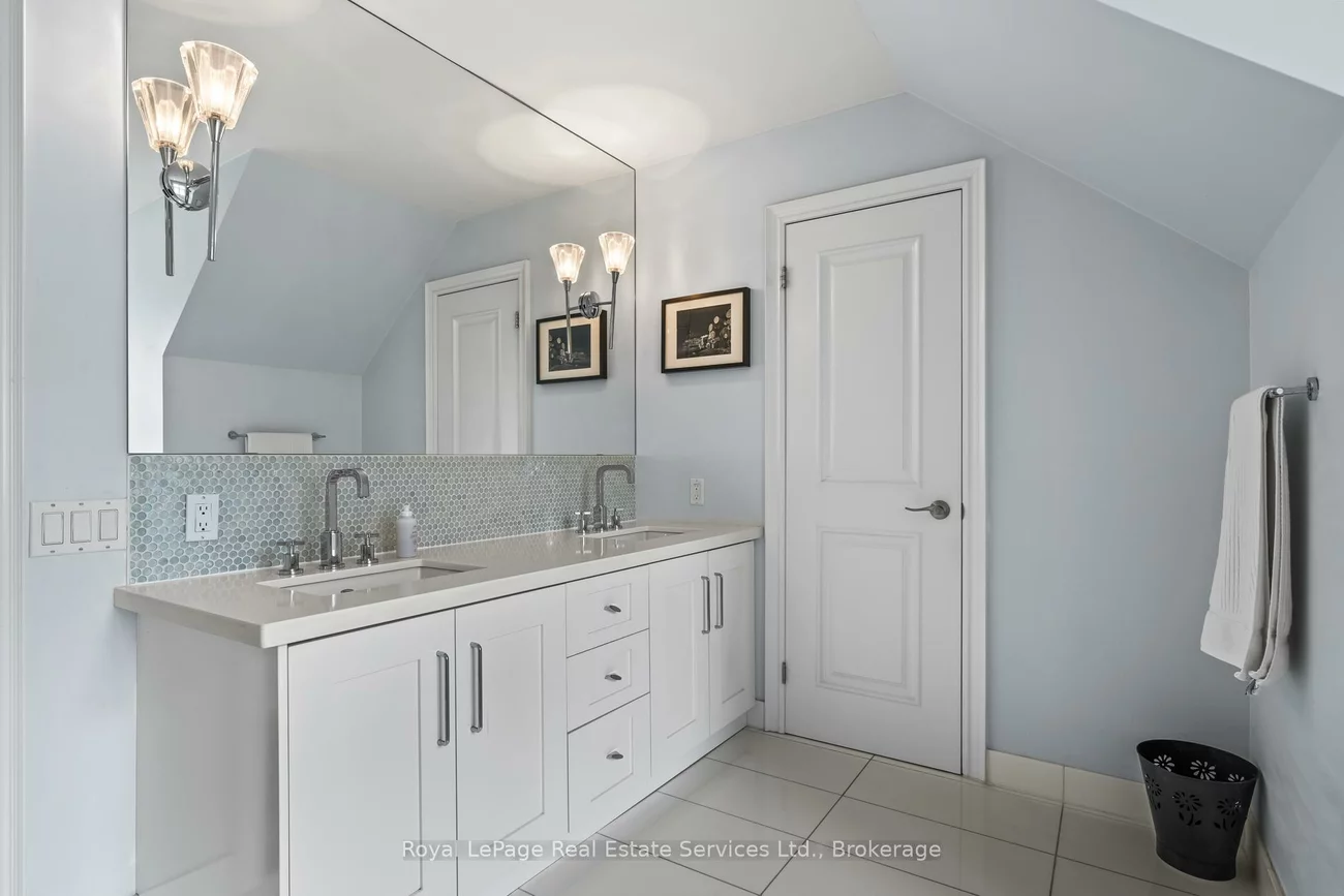 370, Christina, 1017 - SW Southwest, Oakville