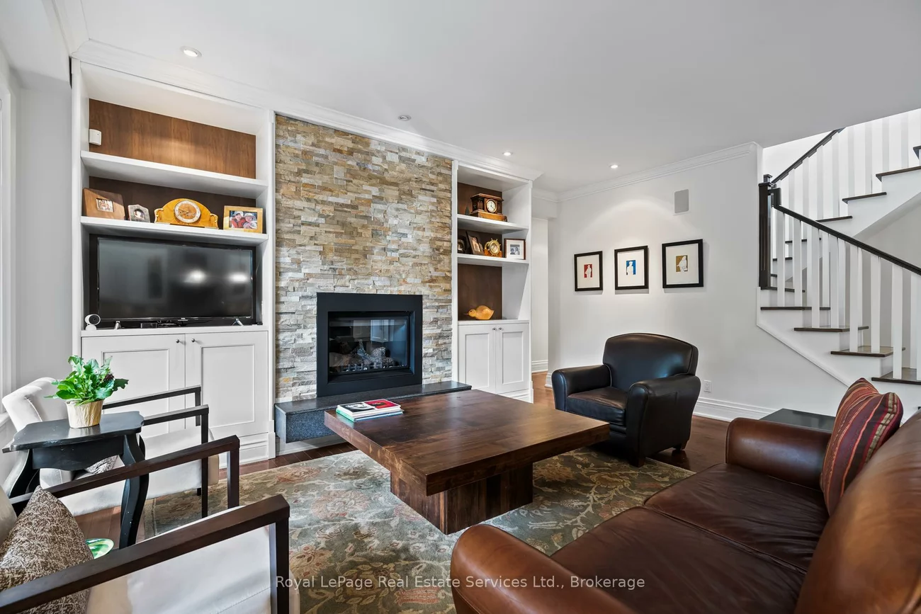 370, Christina, 1017 - SW Southwest, Oakville