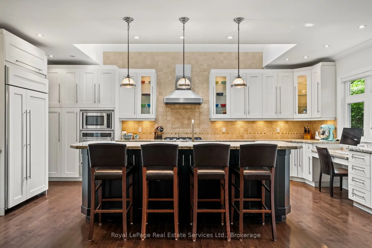 370, Christina, 1017 - SW Southwest, Oakville