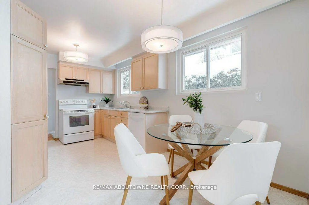 2334, Wyandotte, 1020 - WO West, Oakville