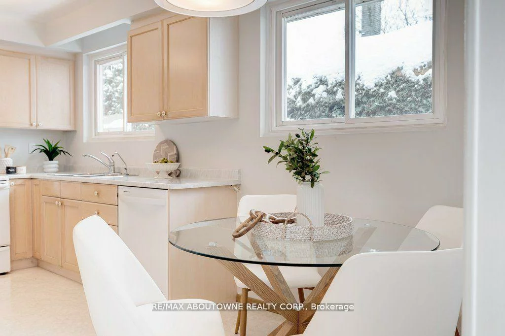 2334, Wyandotte, 1020 - WO West, Oakville