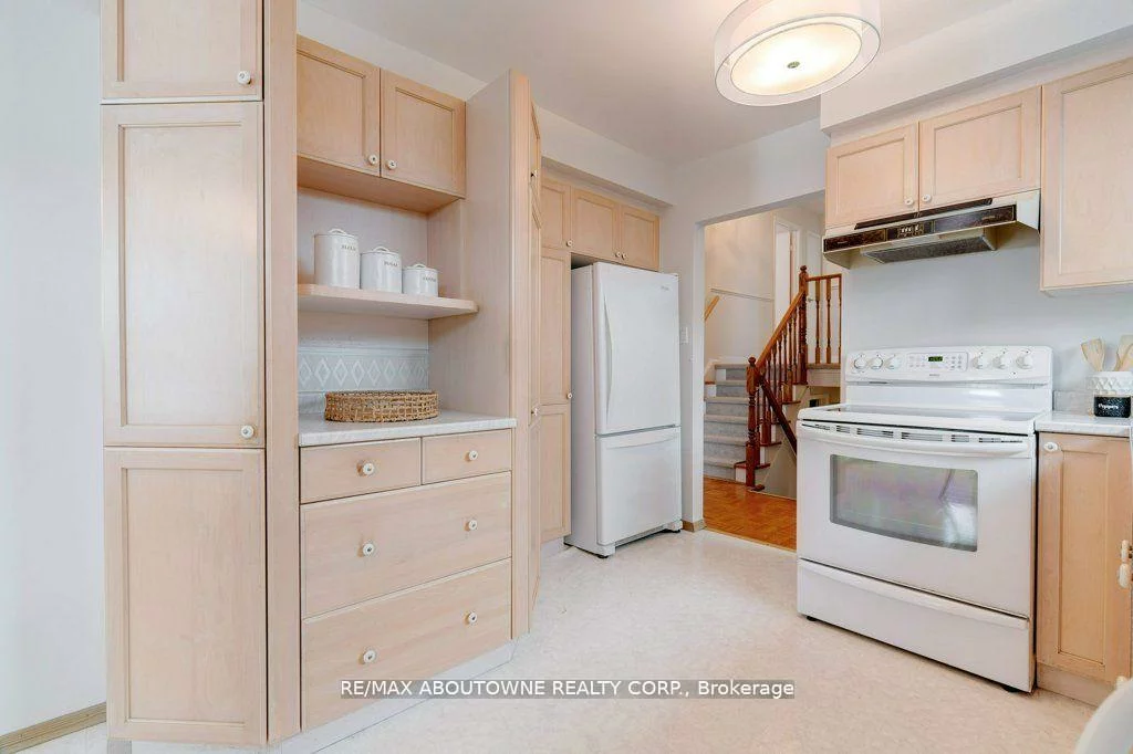 2334, Wyandotte, 1020 - WO West, Oakville