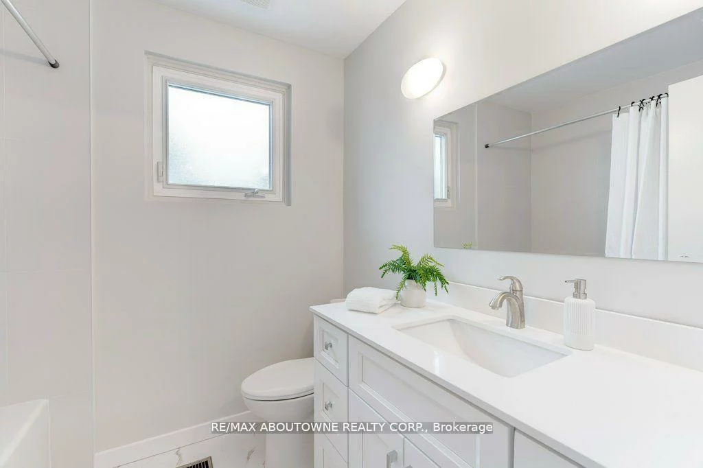 2334, Wyandotte, 1020 - WO West, Oakville