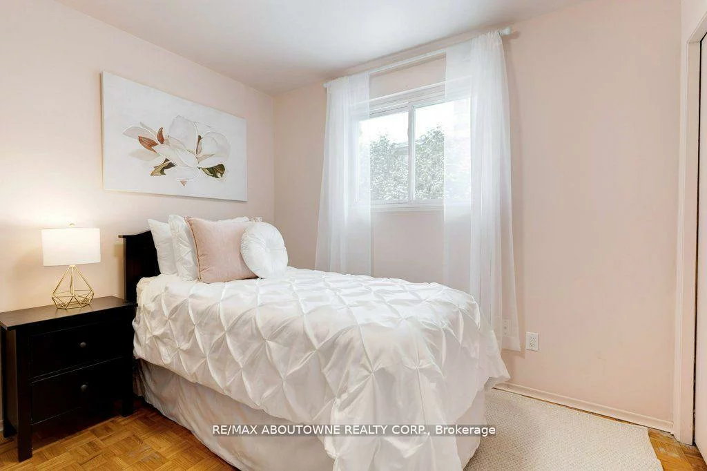 2334, Wyandotte, 1020 - WO West, Oakville