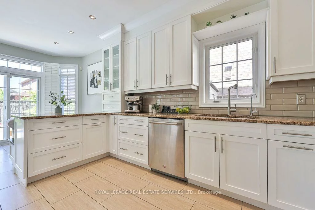 1423, Liverpool, 1022 - WT West Oak Trails, Oakville