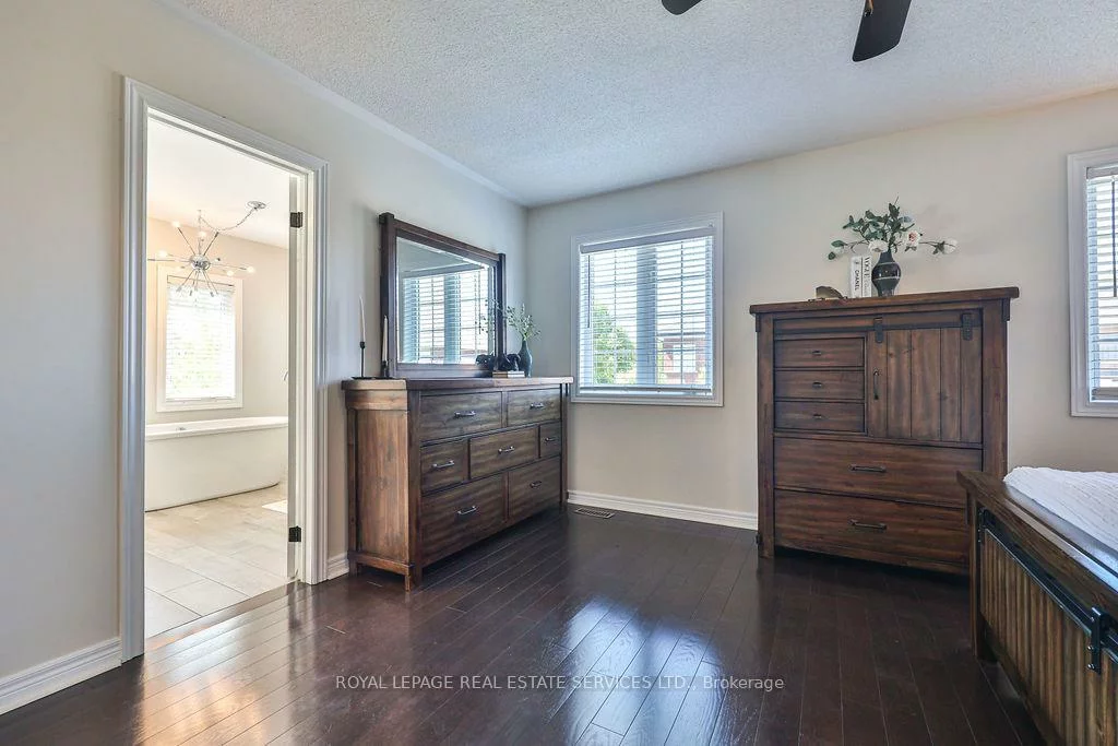 1423, Liverpool, 1022 - WT West Oak Trails, Oakville