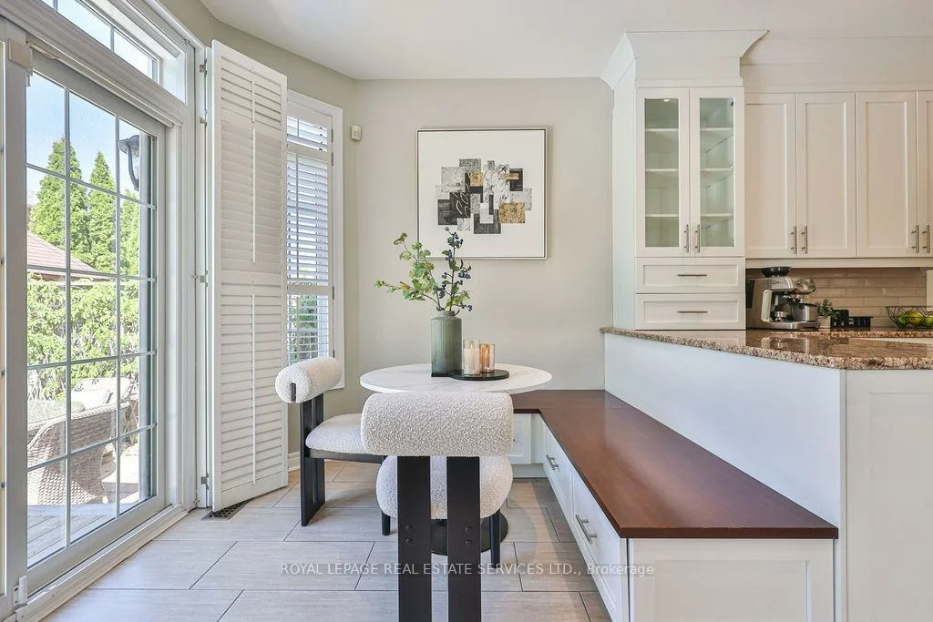 1423, Liverpool, 1022 - WT West Oak Trails, Oakville