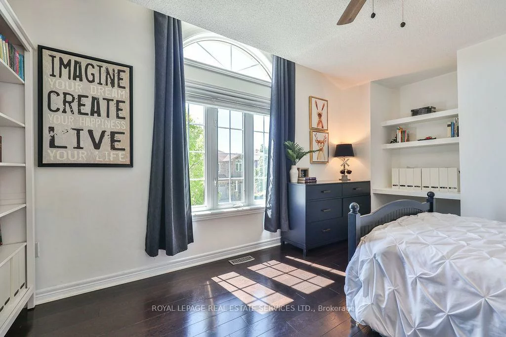 1423, Liverpool, 1022 - WT West Oak Trails, Oakville