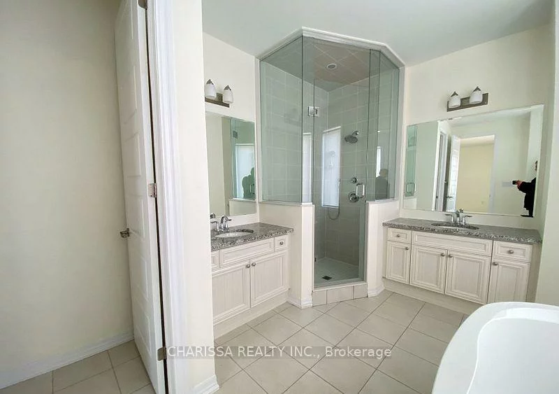 295, Ironside, 1008 - GO Glenorchy, Oakville