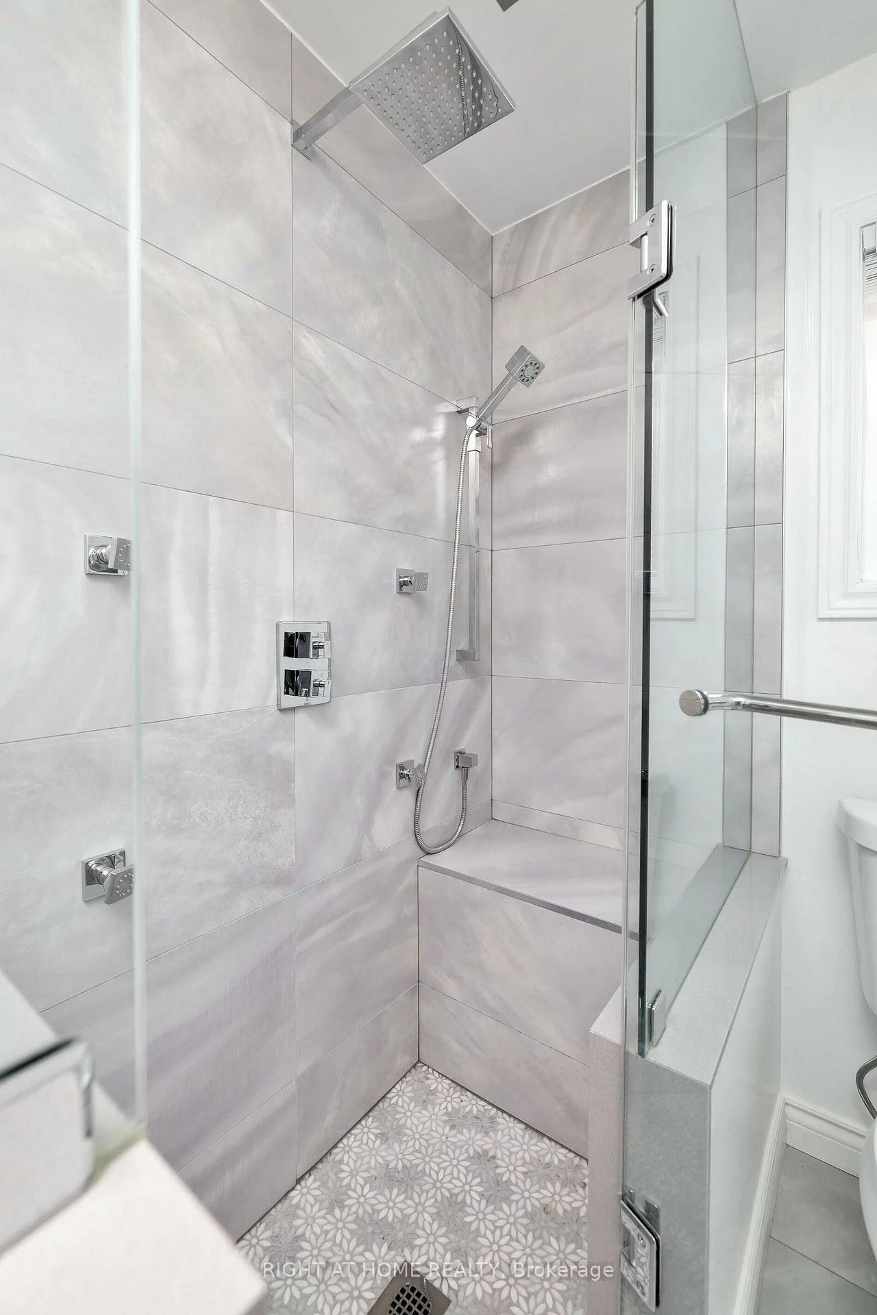 2591, Castle Hill, 1015 - RO River Oaks, Oakville