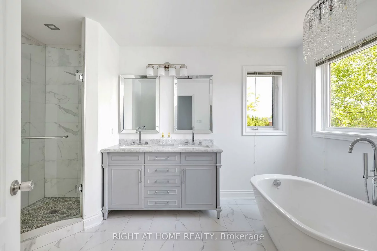 2591, Castle Hill, 1015 - RO River Oaks, Oakville