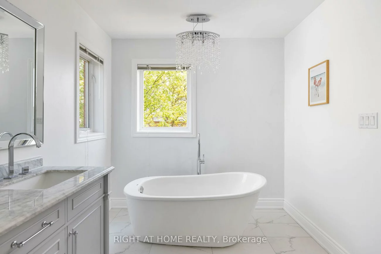 2591, Castle Hill, 1015 - RO River Oaks, Oakville