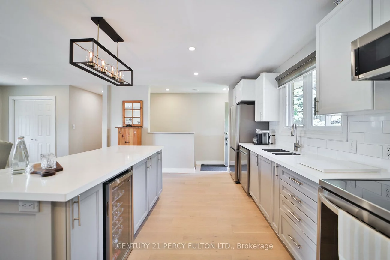 1520, Rebecca, 1017 - SW Southwest, Oakville