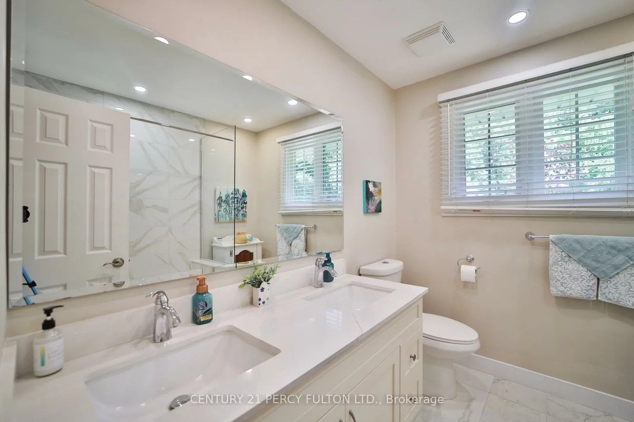 1520, Rebecca, 1017 - SW Southwest, Oakville