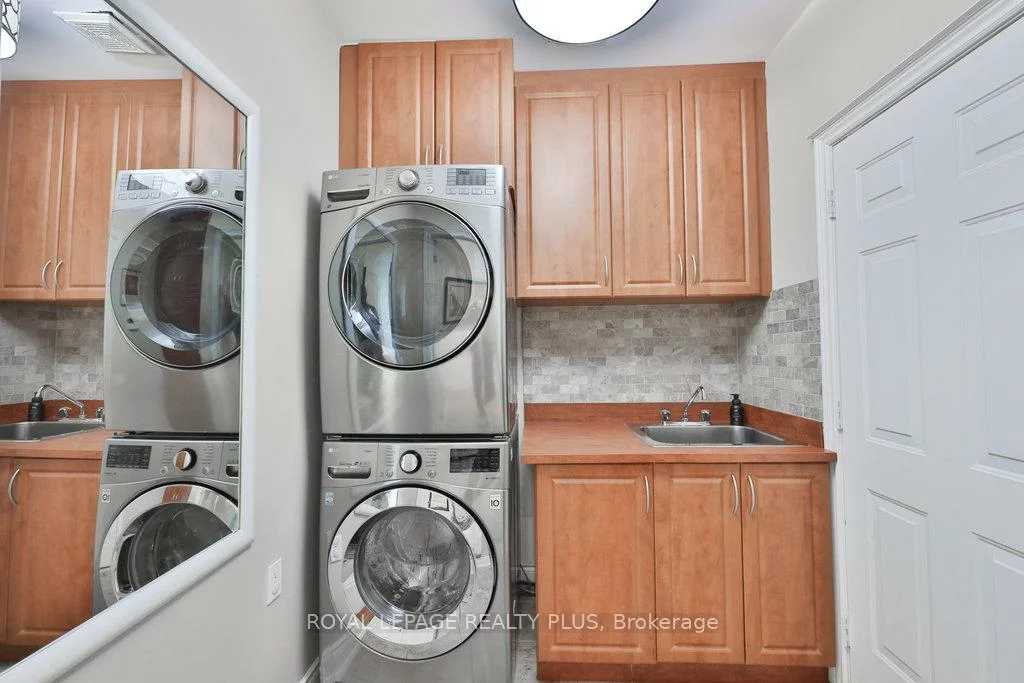 3321, Springflower, 1001 - BR Bronte, Oakville