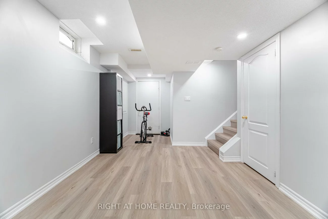 2304, Newcastle, 1022 - WT West Oak Trails, Oakville