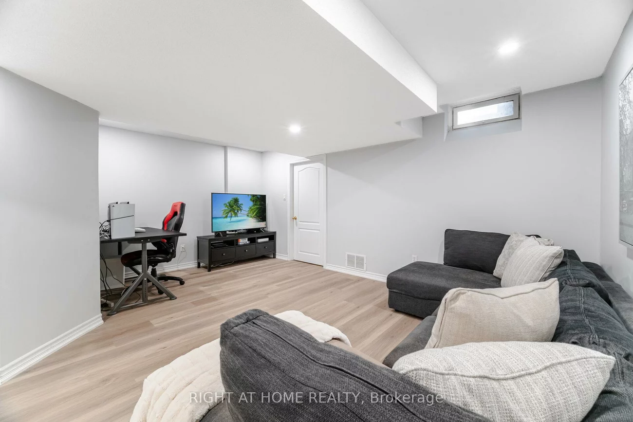 2304, Newcastle, 1022 - WT West Oak Trails, Oakville