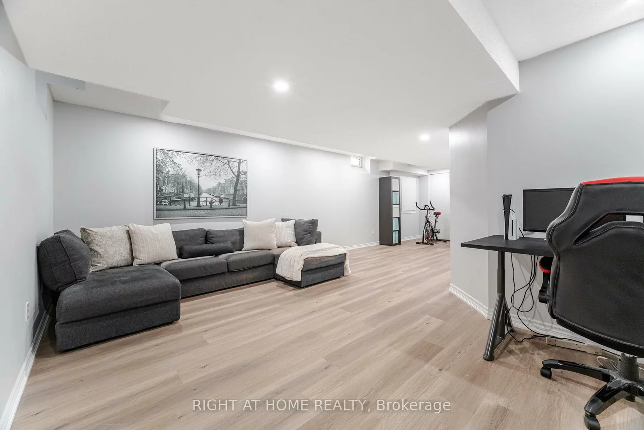 2304, Newcastle, 1022 - WT West Oak Trails, Oakville