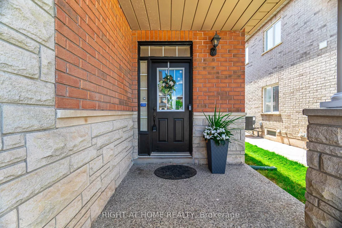 2304, Newcastle, 1022 - WT West Oak Trails, Oakville