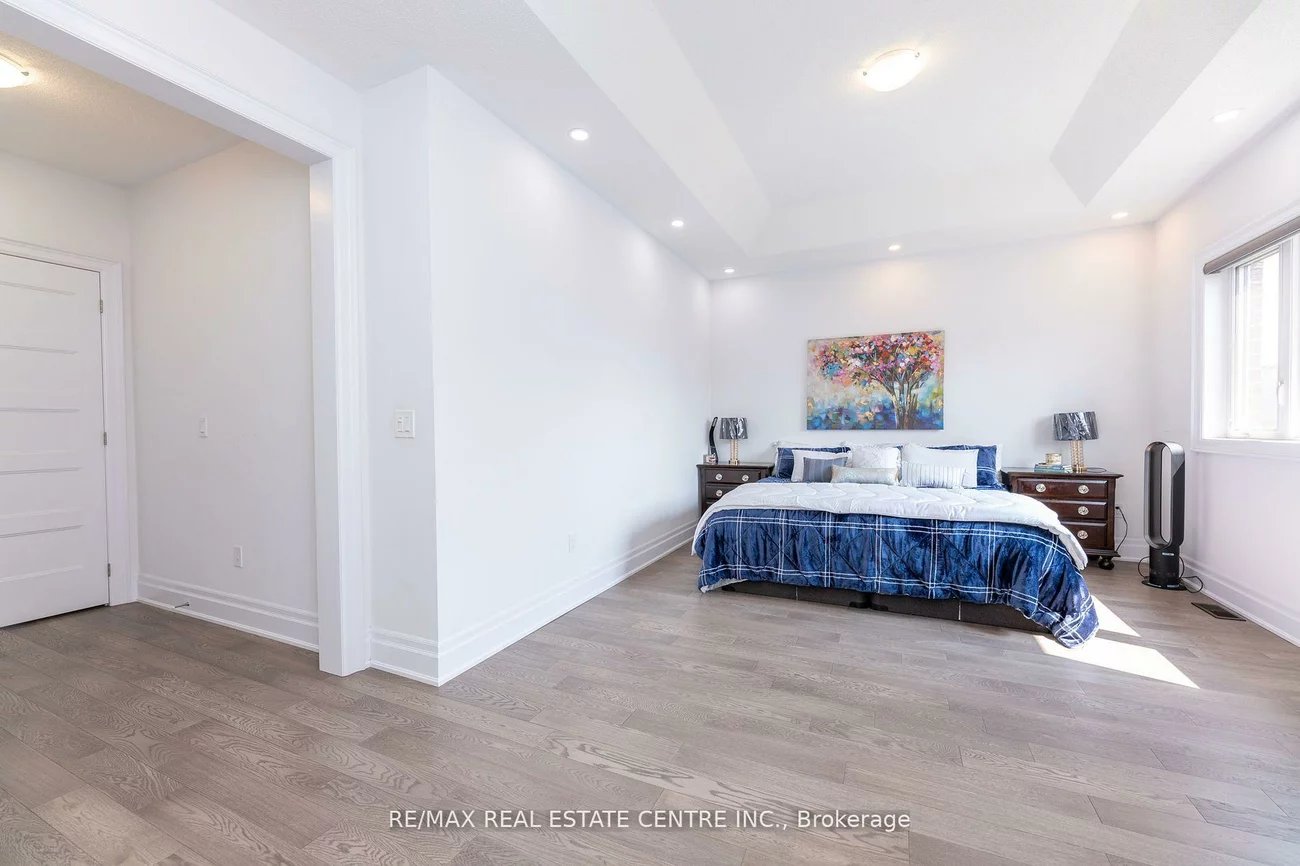 3422, Post, 1008 - GO Glenorchy, Oakville