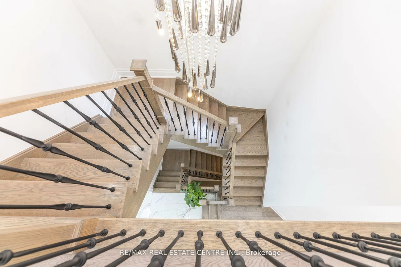3422, Post, 1008 - GO Glenorchy, Oakville