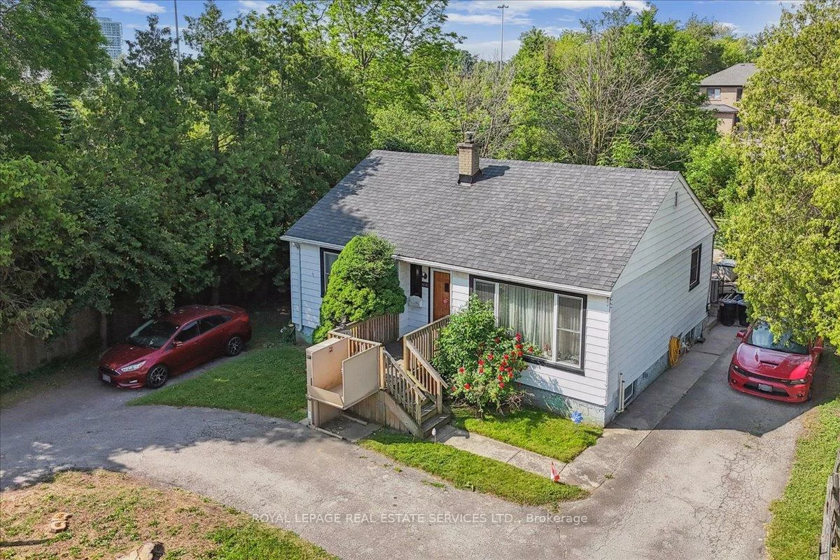 1020, Kent, 1003 - CP College Park, Oakville